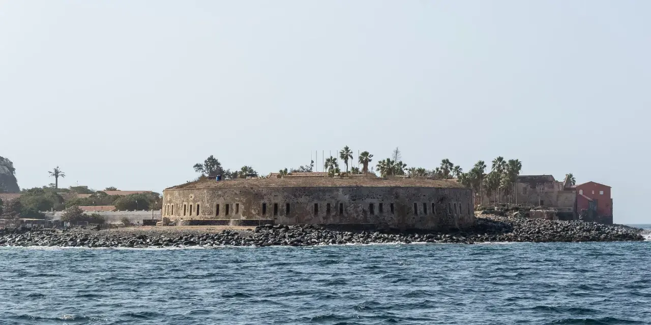 Fort d'Estrées, historyczna atrakcja Senegalu, z widokiem na ocean.