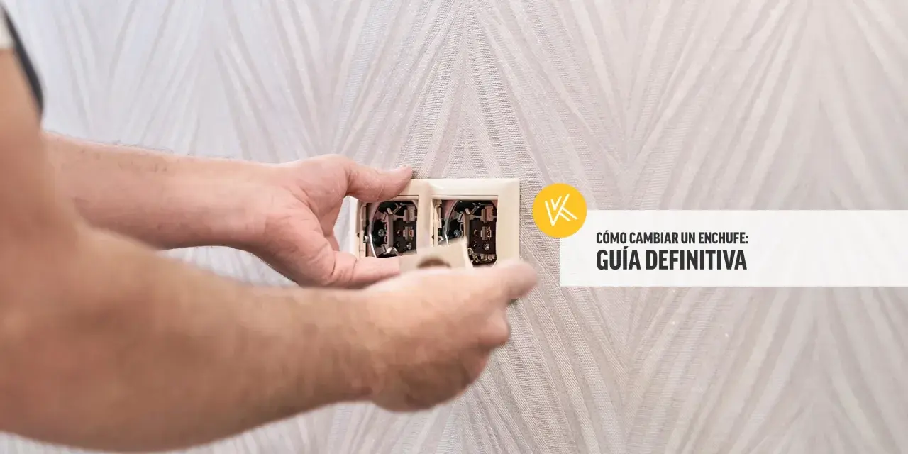 Manos trabajando en cómo cambiar un enchufe. Guía definitiva para una instalación eléctrica segura.