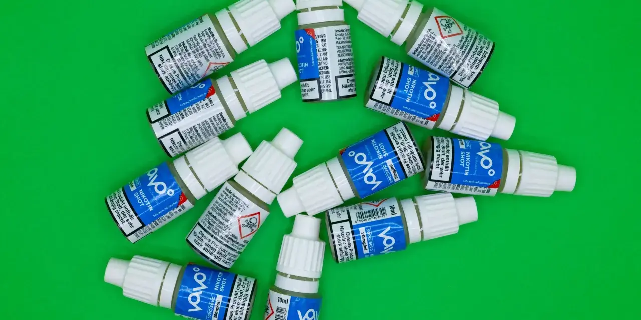 Botellas de nicotina para vapear. La glicerina es mala, ya que estos líquidos contienen nicotina que genera dependencia.