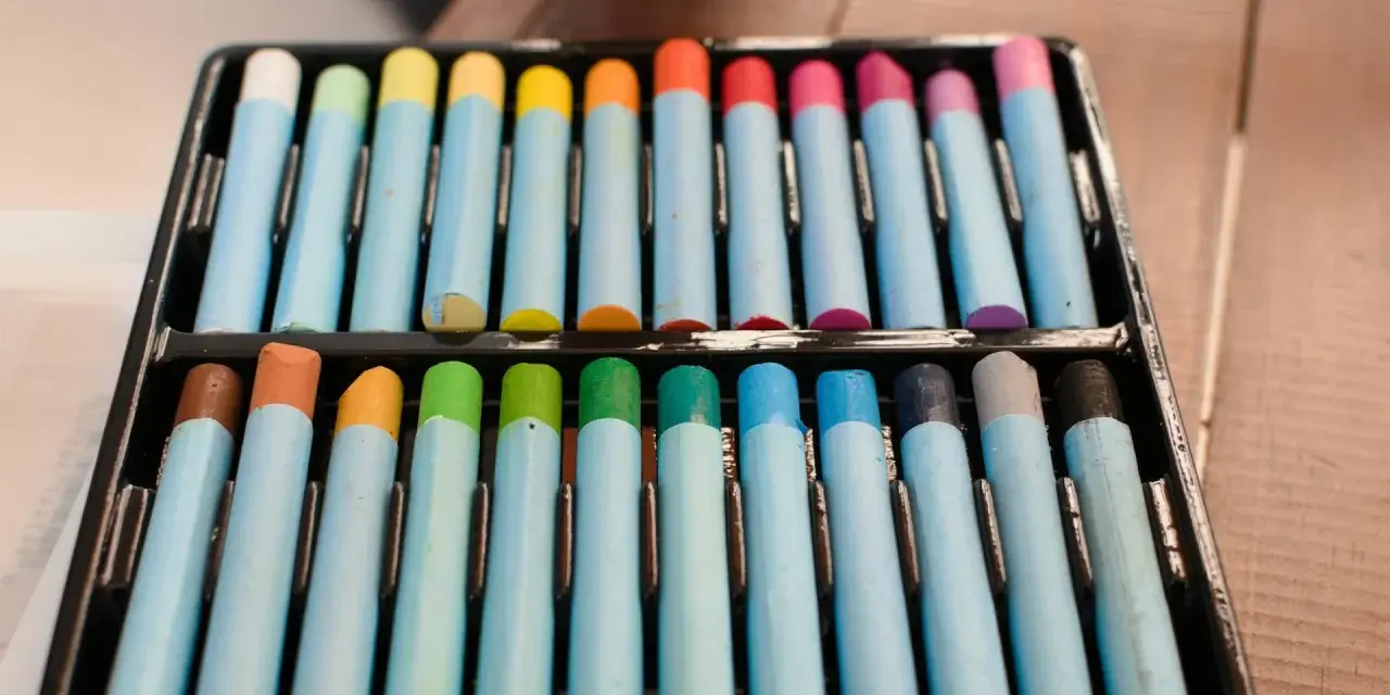 Caja de pasteles de colores vibrantes, listos para usar en cualquier tecnica pastel.
