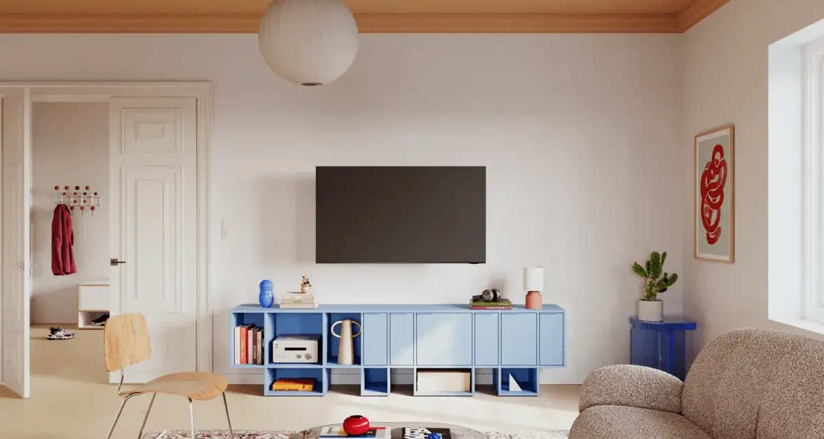 Salon z niebieską szafką RTV, drewnianym krzesłem i dywanem w orientalne wzory. Eklektyzm w czystej postaci.