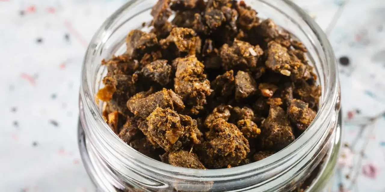 Słoik pełen grudek propolisu. Zastanawiasz się, propolis co to? To naturalny produkt pszczeli o wielu właściwościach.