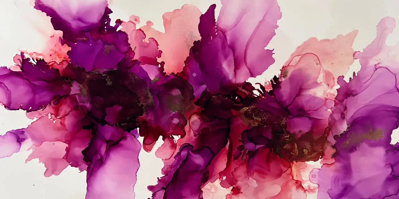 Explosion de couleurs vives sur toile, où l'encre alcool se mêle en dégradés de rose et de violet, évoquant des pétales de fleurs abstraites.