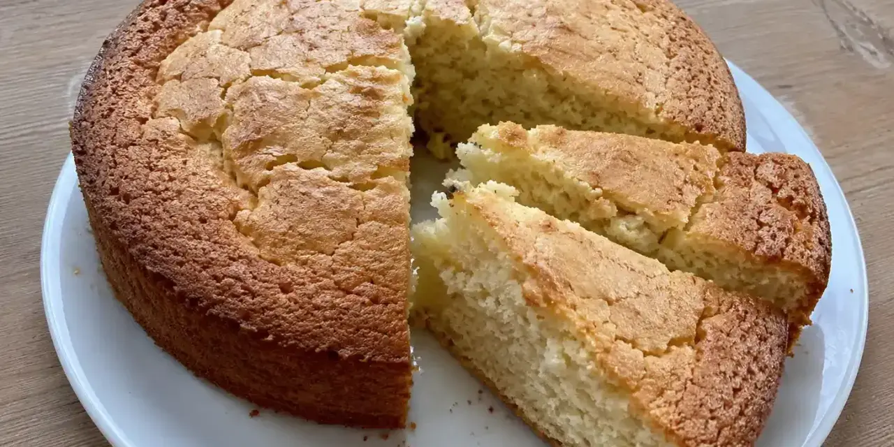 En gyllene sockerkaka, perfekt för ett enkelt sockerkaka recept. Skivad och redo att avnjutas.