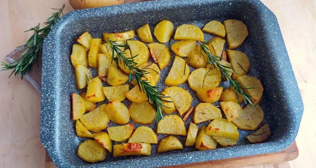 Patate al forno con rosmarino, un classico tra le ricette con patate, pronte per essere gustate.