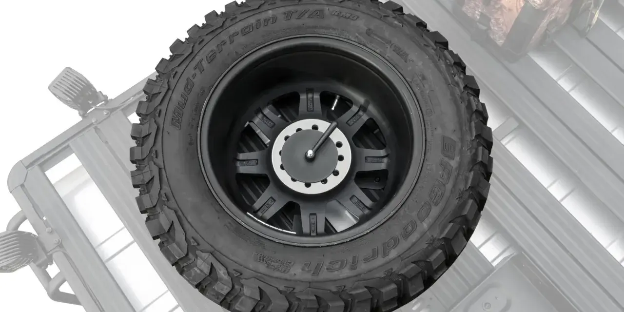 Koło zapasowe na dachu, gotowe na terenową przygodę. Opona BFGoodrich Mud-Terrain T/A na czarnej feldze.