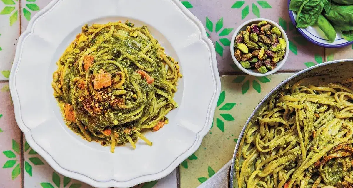 Pyszne Pesto Pasta przepis na talerzu i w garnku, z pistacjami i bazylią.