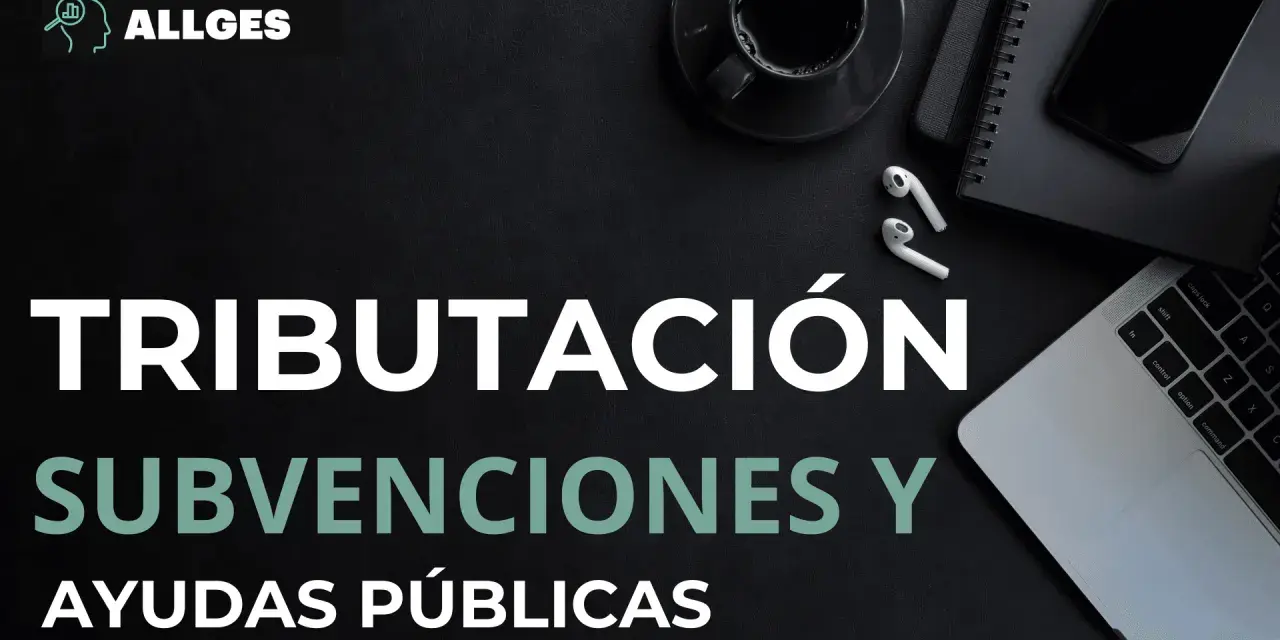 Texto en pantalla: TRIBUTACIÓN, SUBVENCIONES Y AYUDAS PÚBLICAS. Logo ALLGES. Un portátil, auriculares y taza de café.
