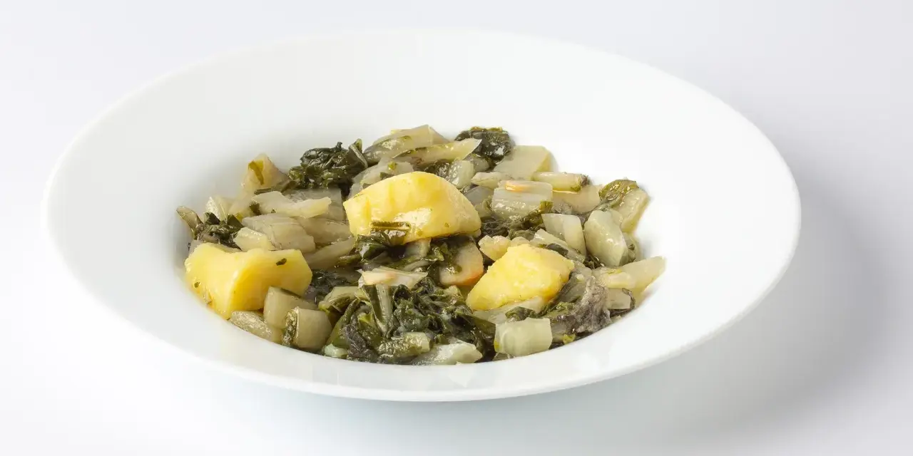 Plato de acelgas y patatas cocidas, perfecto para recetas saludables.