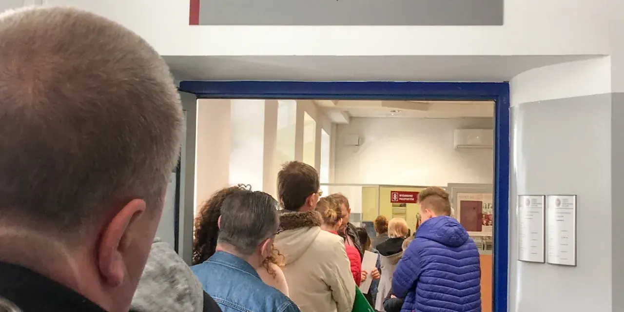 Kolejka do sali obsługi paszportowej. Zastanawiasz się, jak przyspieszyć wydanie paszportu? Czekanie może być długie.