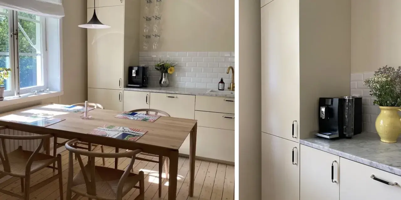 Ljust kök med träbord och stolar. Nya köksluckor ger ett fräscht intryck. Kaffemaskin och blommor på bänken.