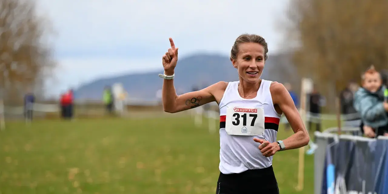 Sarah Lahti firar en seger, nummer 317, med ett leende och en uppsträckt arm.