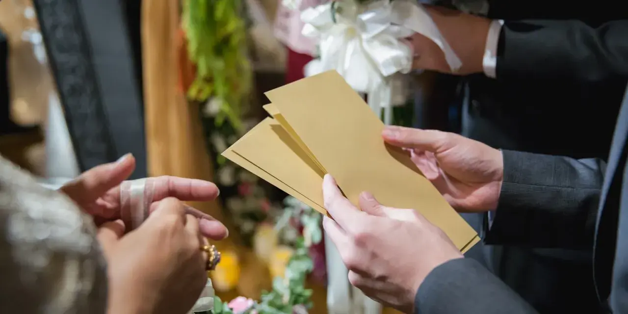 Jak podpisać kopertę ślubną? Uniknij faux pas i zaskocz klasą