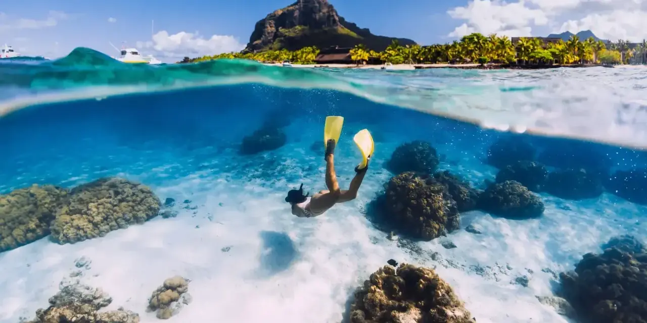Podwodny świat Mauritiusa zachwyca. Uważaj na rafy koralowe podczas snorkelingu, by podziwiać piękno natury.