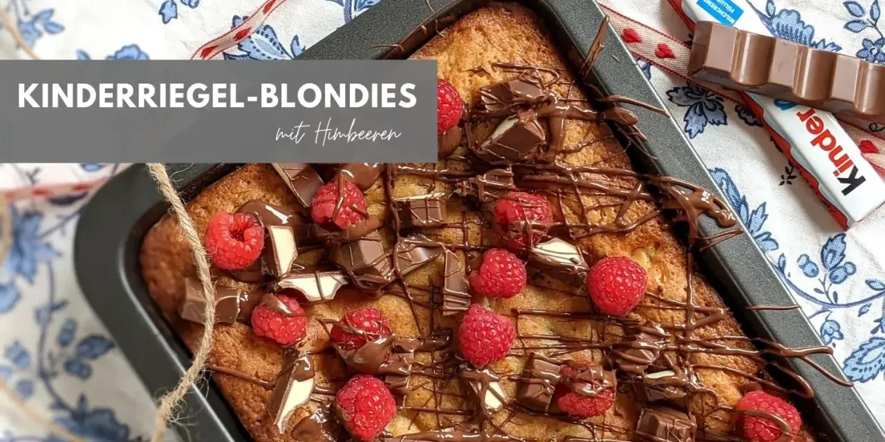 Kinderriegel-Blondies mit Himbeeren: Ein saftiger Kuchen, dekoriert mit Schokolade und frischen Beeren. Perfekt für das Blondies Rezept!