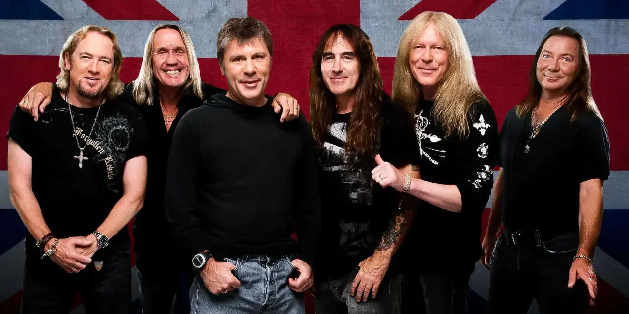 Sechs Musiker der Band Iron Maiden posieren vor der britischen Flagge.