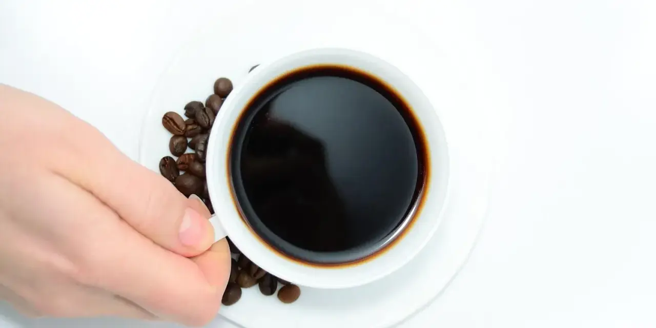 Sekrety mocnej kawy w małej filiżance: Zostań domowym baristą!