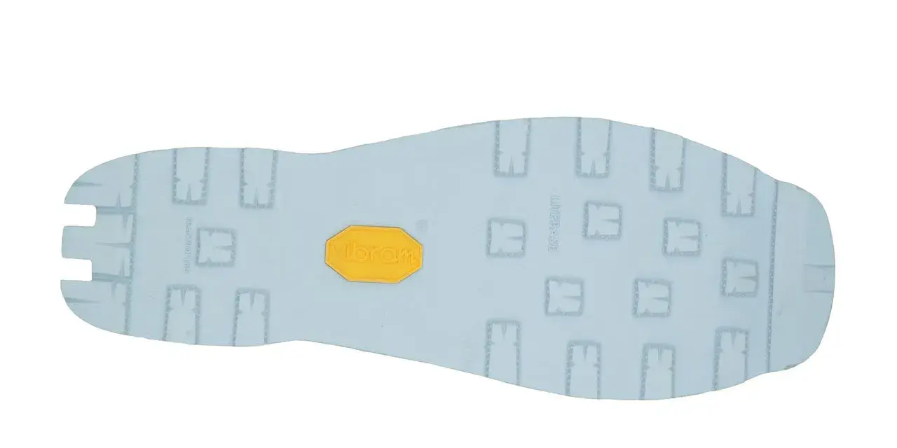 La suela Vibram, con su icónico logo amarillo, garantiza tracción y durabilidad en cualquier aventura.