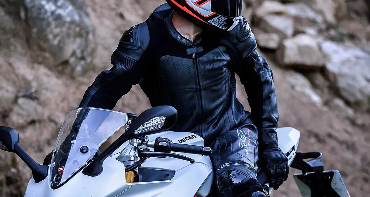 Motociclista con equipo completo, mostrando cómo debe quedar un casco de moto.