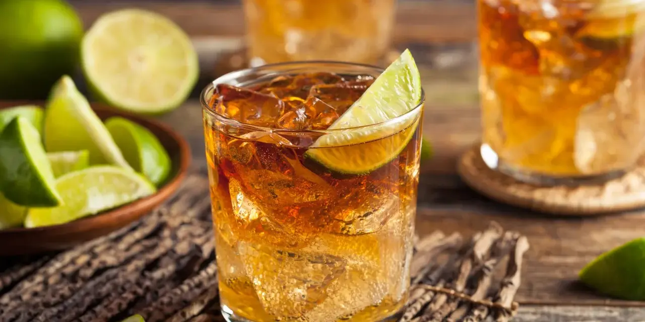 Orzeźwiający drink z bourbonem i limonką, idealny na upalne dni. Z czym pić bourbon? Z pewnością z cytrusami!