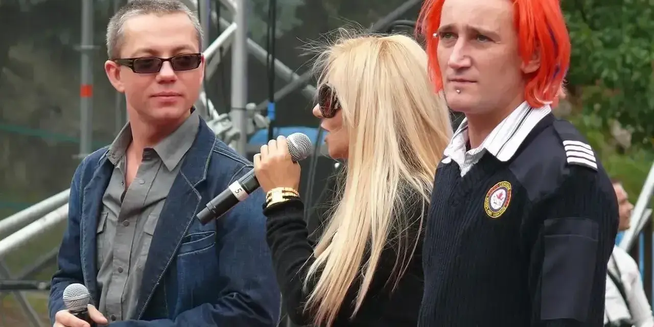 Ich Troje, pierwsza płyta, na scenie z mikrofonami.