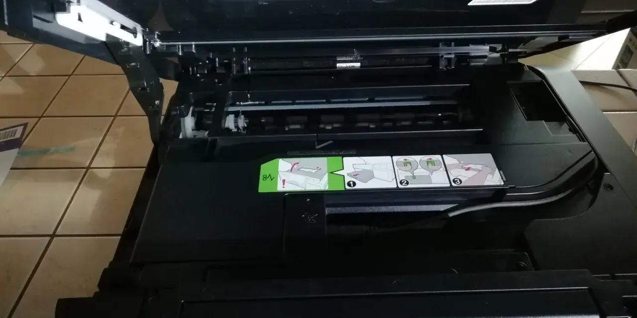 Otwarta drukarka Brother DCP-T510W z widocznymi instrukcjami i panelem sterowania.