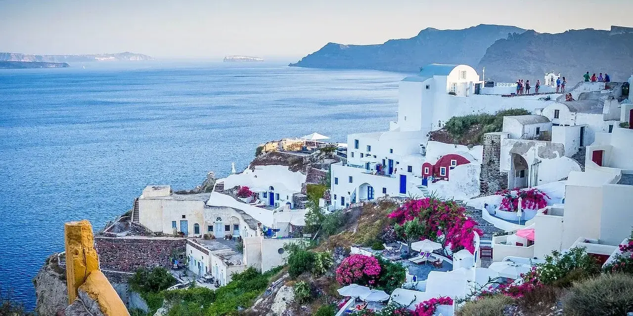 Santorini, Grecja. Czy do Grecji potrzebny jest paszport? Wystarczy dowód osobisty! Białe domy, błękitne morze, kwitnące bugenwille.