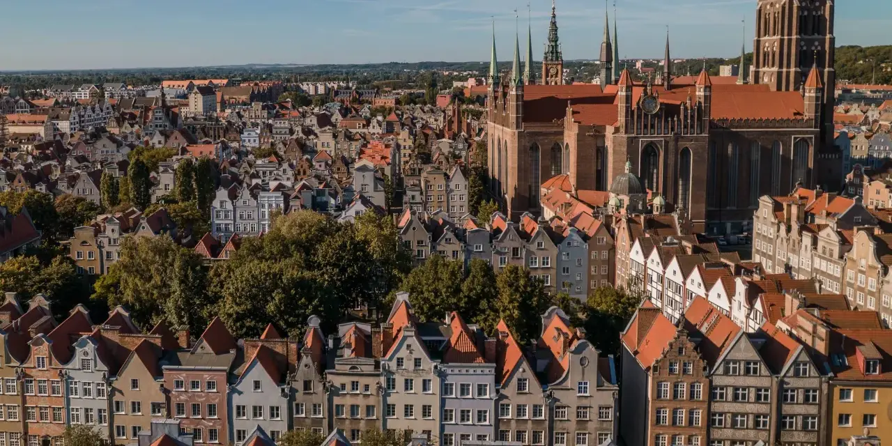 Widok na Gdańsk z dominującą Bazyliką Mariacką. Ciekawostki o tym zabytku i urokliwych kamieniczkach.