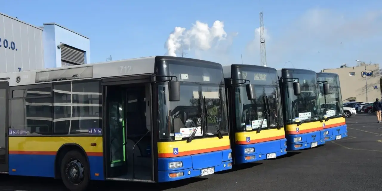 Autobus 130 rozkład jazdy. Kilka autobusów MAN w kolorach niebiesko-żółto-czerwonym stoi na parkingu.