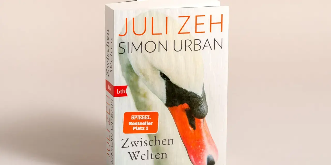 Buchcover "Zwischen Welten" von Juli Zeh und Simon Urban mit Schwanenmotiv und SPIEGEL-Bestseller-Siegel.