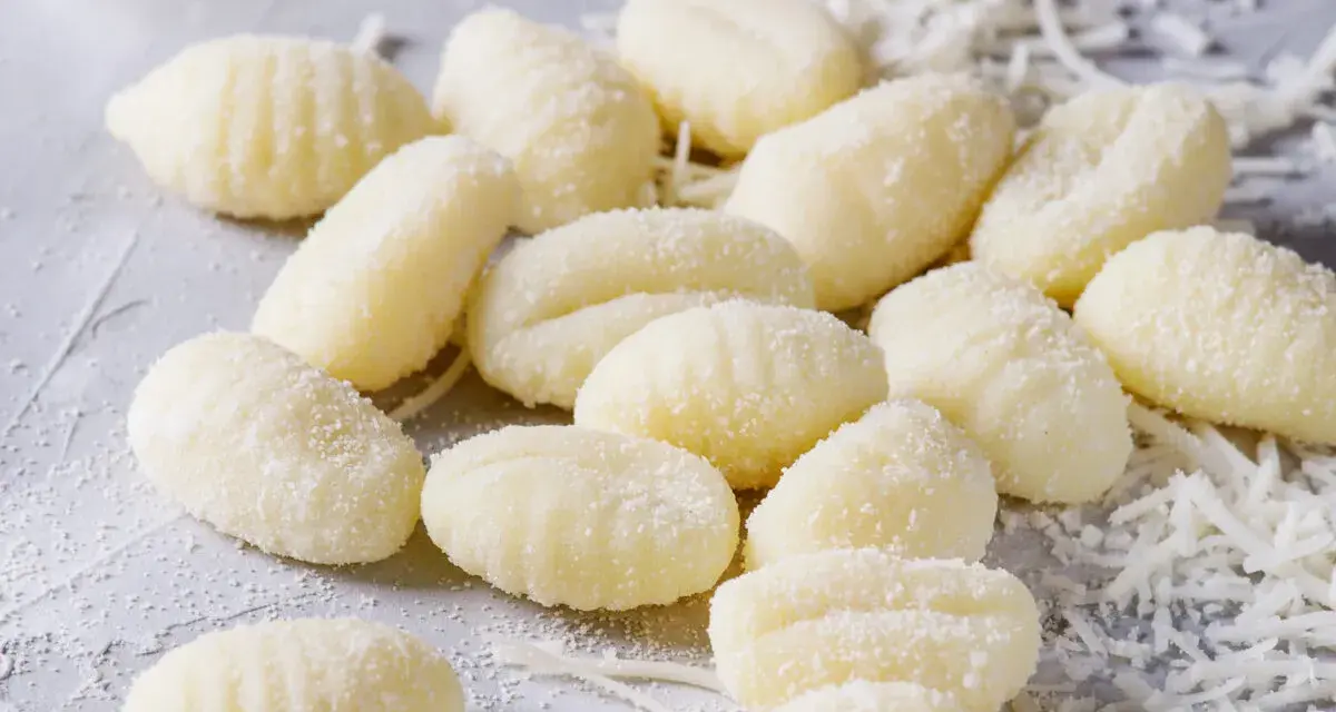 Frische, weiche Gnocchi-Pasta, bestreut mit etwas geriebenem Käse, bereit für ein köstliches Essen.