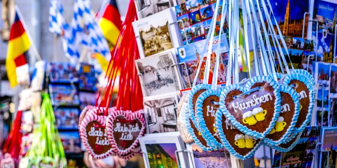 Serce z piernika z napisem "München" i kufelkami piwa, pocztówki z Niemiec. Idealne pamiątki, co warto kupić w Niemczech.