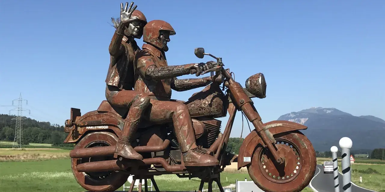 Scultura in metallo di due motociclisti su una Harley, un saluto iconico al raduno Harley Austria.