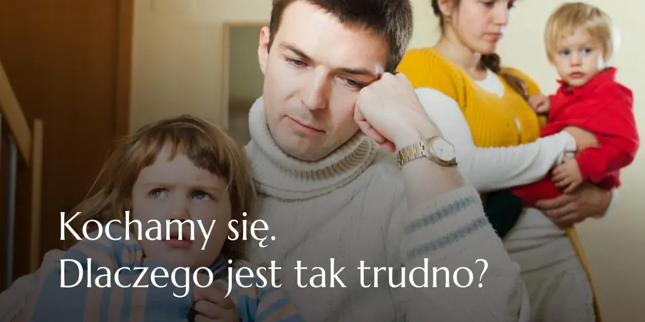 Smutna rodzina patchworkowa, ojciec zamyślony, matka z dzieckiem na ręku. Problemy w relacjach.