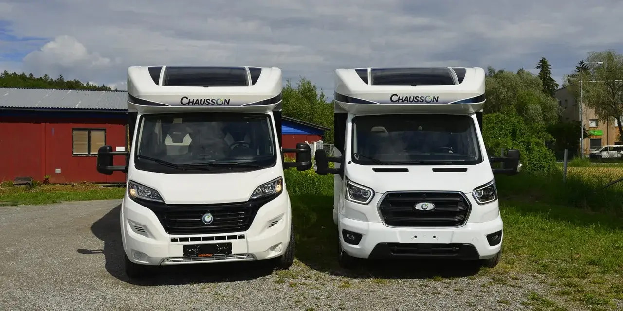 Två vita husbilar av märket Chausson står parkerade bredvid varandra. Ett problem med Chausson?