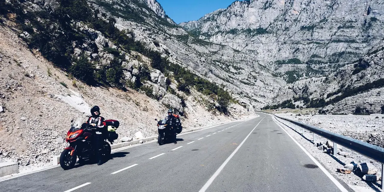 Motocykliści przemierzają malowniczą drogę przez góry, odkrywając najlepszą trasę z Polski do Albanii.