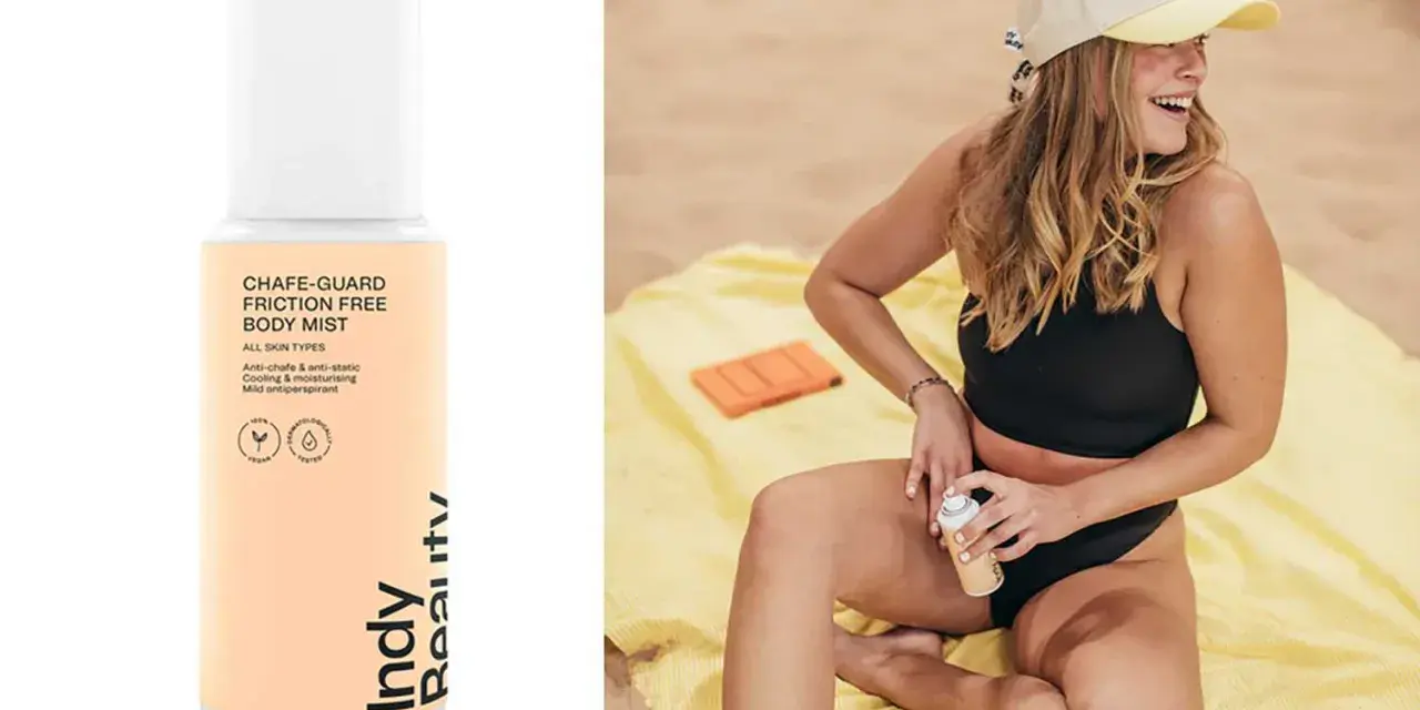 En kvinna på stranden använder en spray för att undvika skavsår mellan låren. Produkten heter Chafe-Guard Friction Free Body Mist.