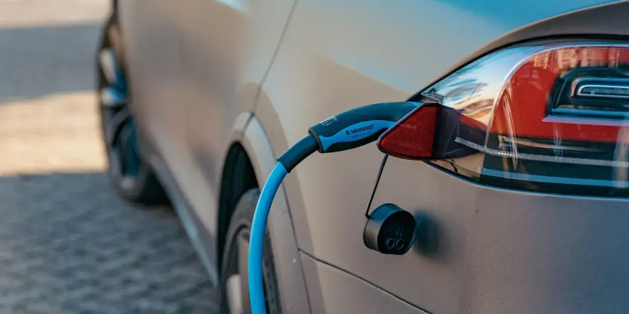 Samochód elektryczny czy warto? Odkryj prawdziwe koszty i oszczędności