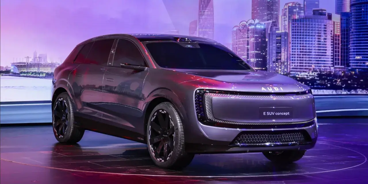 Futurystyczny suv Audi E SUV concept prezentowany na tle miejskiej panoramy.