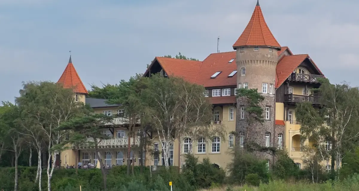 Zamek nad morzem, idealne miejsce na łeba atrakcje dla dorosłych. Piękna architektura i widok na plażę.