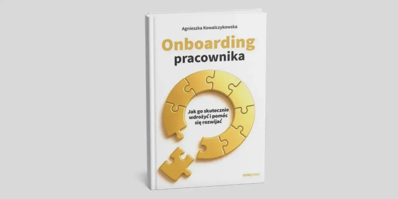 Książka "Onboarding pracownika" Agnieszki Kowalczykowskej. Jak go skutecznie wdrożyć i pomóc się rozwijać. Puzzle symbolizują proces integracji.
