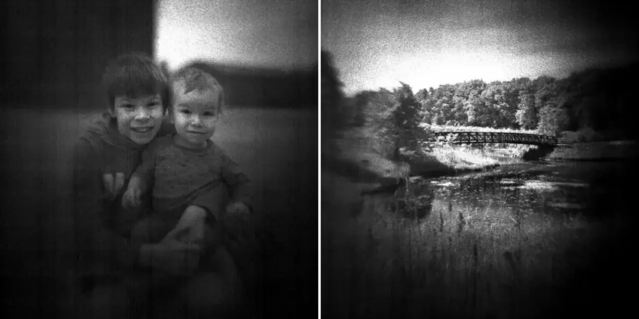 Dwaj bracia uśmiechają się do obiektywu. Po prawej stronie mostek nad rzeką, uchwycone techniką fotografia otworkowa.
