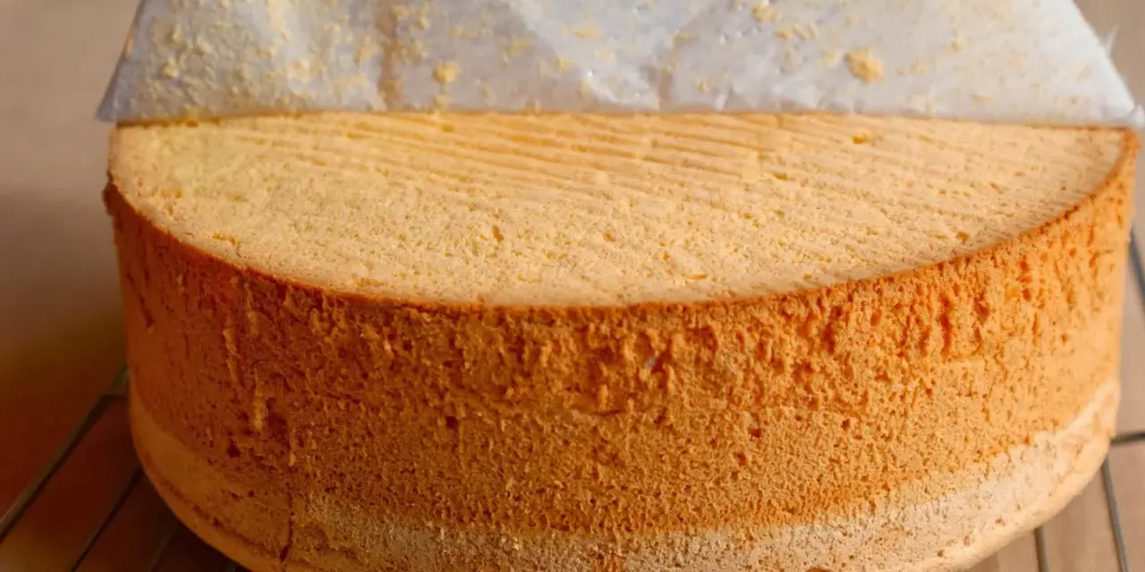 Delikatne ciasto na biszkopcie zdejmuję z papieru do pieczenia. Idealne do tortu.