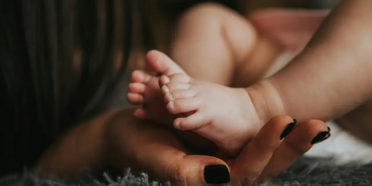 2 skok rozwojowy objawy - jak je rozpoznać i co oznaczają dla dziecka