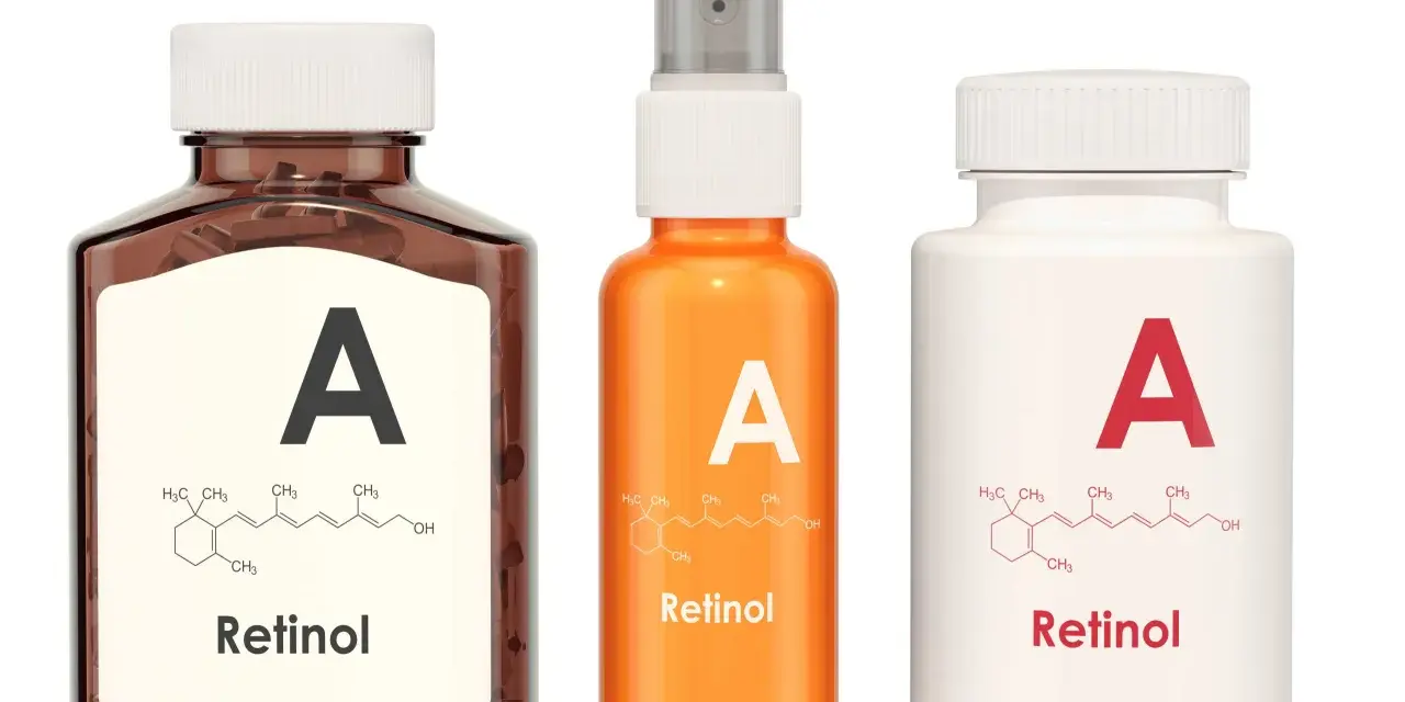 Trzy opakowania kosmetyków z literą A i wzorem chemicznym retinolu.