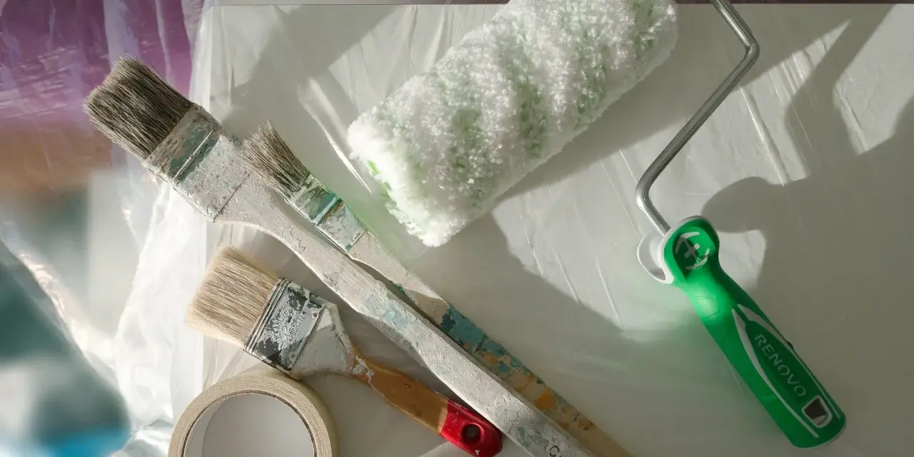 Pinceaux, rouleau, ruban de masquage et protection plastique pour le nettoyage après l'application d'acrylique.