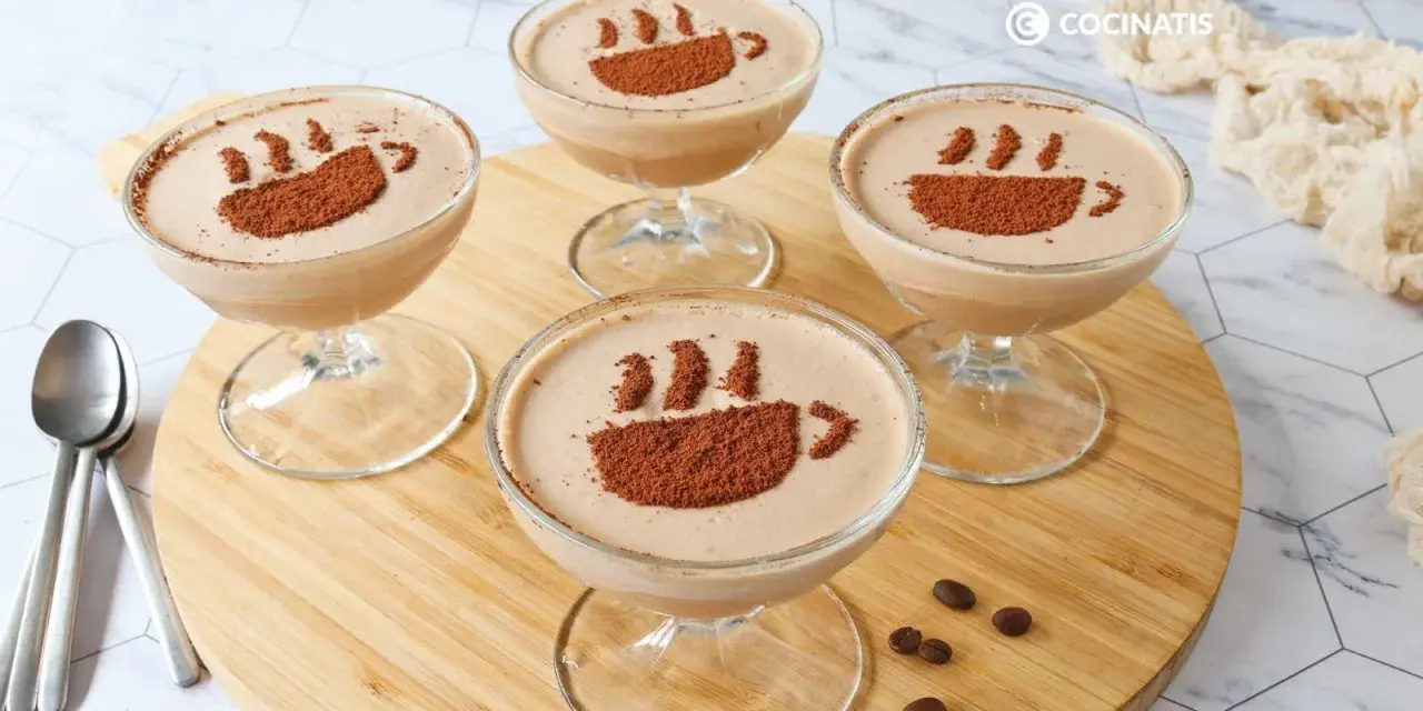 Cuatro copas de delicioso mousse de café, decoradas con cacao en polvo simulando una taza humeante.