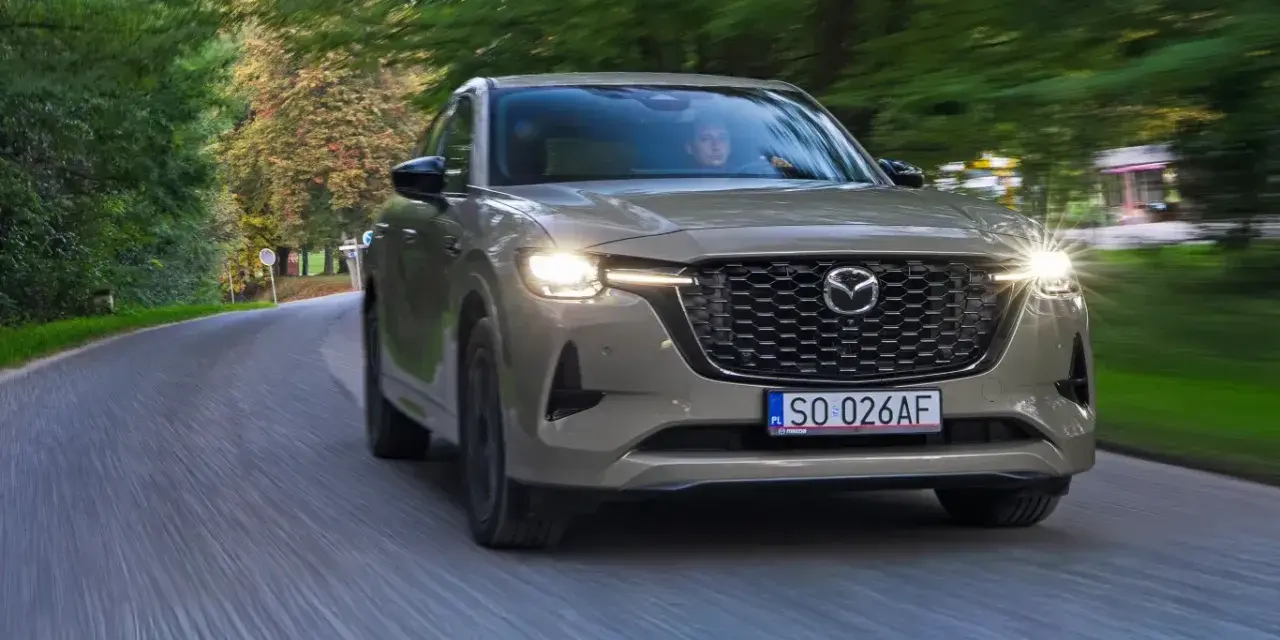 Mazda CX-60 3.3 diesel na krętej drodze wśród zieleni.