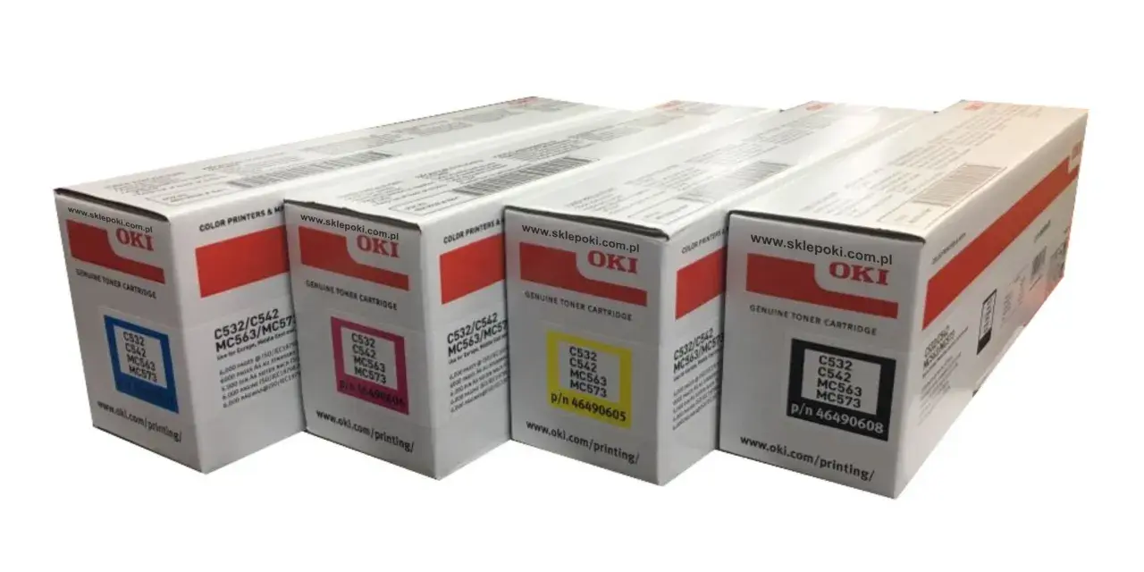 Cztery kartony z tonerami OKI C532/C542 MC563/MC573, każdy w innym kolorze: niebieski, różowy, żółty i czarny.