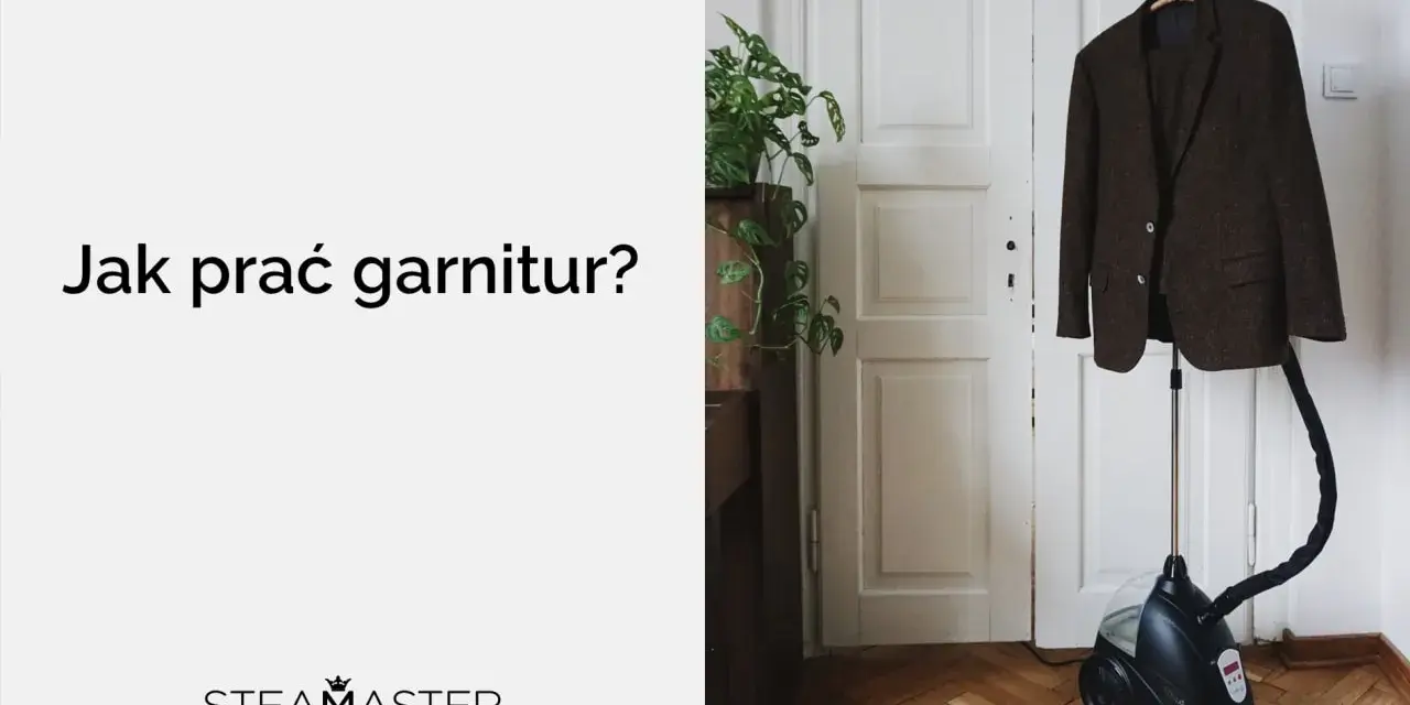 Brązowy garnitur wisi na stojaku obok parownicy. Czy garnitur można prać w pralce? Zobacz, jak odświeżyć ubranie.